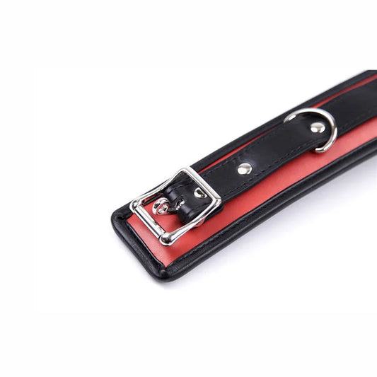 Collar de cuero acolchado con cadena metálica para juegos BDSM