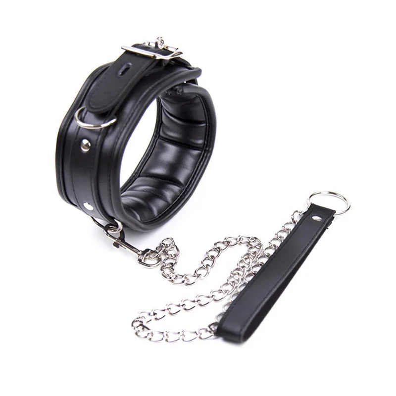 Collar de cuero acolchado con cadena metálica para juegos BDSM