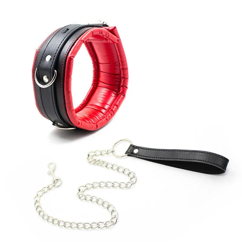Collar de cuero acolchado con cadena metálica para juegos BDSM